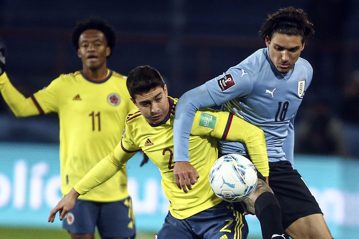 Darwin Núñez, de Uruguay, y Stefan Medina, de Colombia, el 7 de octubre de 2021. · Foto: Ernesto Ryan