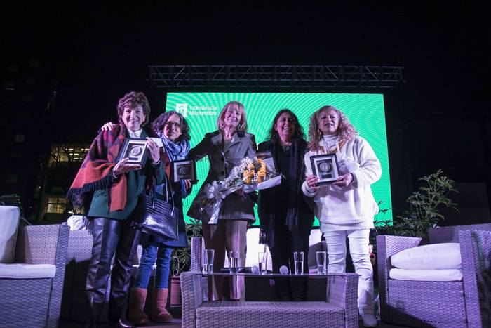 Clara Fassler, Cecilia Fernández, Carolina Cosse, Solana Quesada y Susana Andrade, el 8 de octubre, en la plaza Las Pioneras.