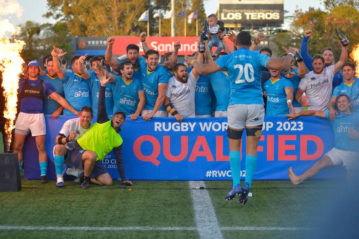 Los jugadores de la Selección Uruguaya de Rugby luego de vencer a la de EEUU y clasificar al Mundial, el sábado 9 de octubre en el Estadio Charrúa. · Foto: Alessandro Maradei