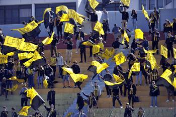 Hinchas de Peñarol en el Estadio Domingo Burgueño Miguel, en Maldonado. · Foto: Federico Gutiérrez