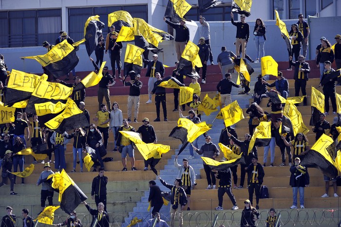 Hinchas de Peñarol, en el Estadio Domingo Burgueño, Maldonado · Foto: Federico Gutiérrez