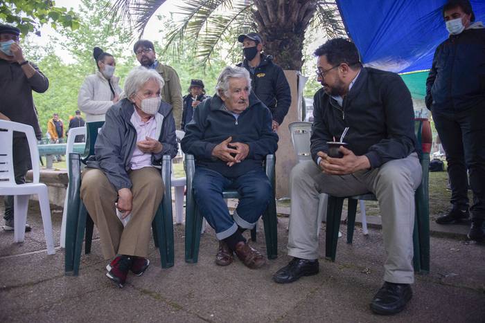 Lucía Topolansky, José Mujica y Alejandro Sánchez, el 13 de octubre en los Fogones Artiguistas, en la plaza 1° de Mayo, en Montevideo. · Foto: Alessandro Maradei
