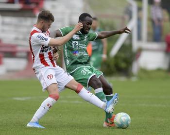Durante un partido entre River Plate, y Plaza Colonia (archivo). · Foto: Sandro Pereyra