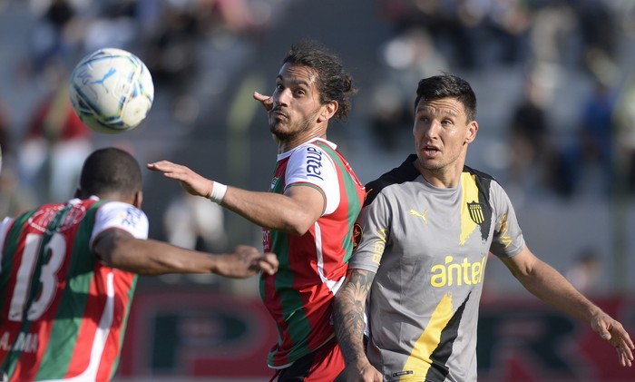 Joaquín Varela, de Deportivo Maldonado, y Damián Musto, de Peñarol, este domingo en el estadio Domingo Burgueño. · Foto: Alessandro Maradei