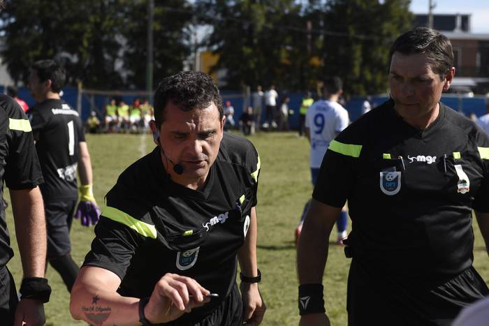 Bruno Rodríguez, árbitro central,  durante la decimoseptima Copa Nacional de Clubes divisional B, 17 de octubre de 2021 en el Estadio Mario Vecino de San Jacinto. · Foto: Fernando Morán