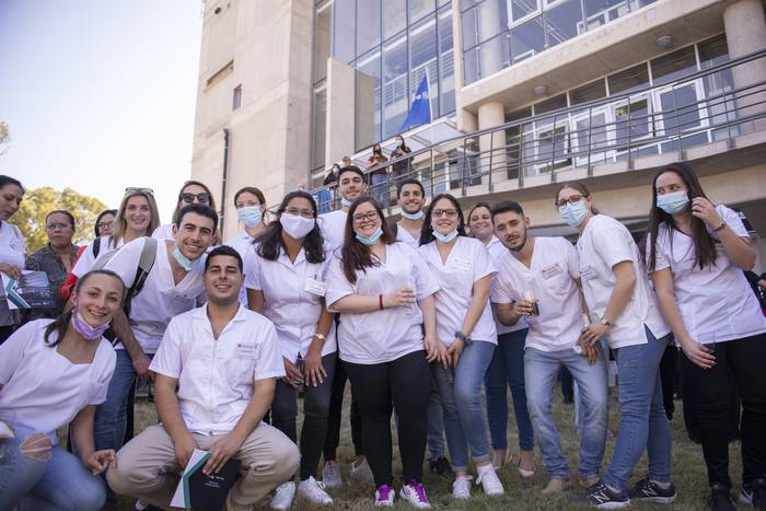 Estudiantes el día de la inauguración del nuevo edificio de la Facultad de Enfermería en el Centro Universitario Parque Batlle (archivo, octubre de 2021). · Foto: Alessandro Maradei