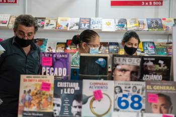 Feria del Libro 2021 en la Explanada de la Intendencia de Montevideo. · Foto: Alessandro Maradei