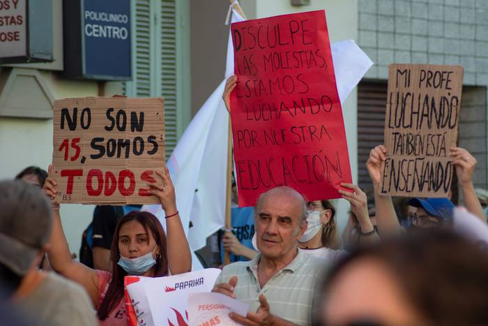 Marcha en San José con la consigna "Frenemos la destitución", en apoyo a docentes sumariados de ese departamento. · Foto: Paola Alcorta