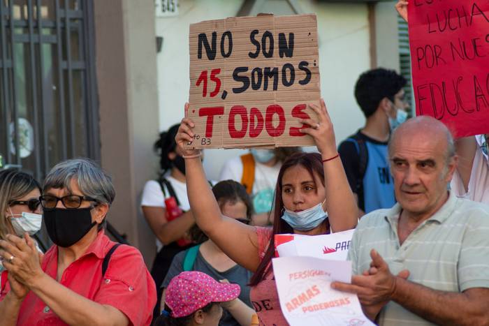 Manifestación en apoyo a las docentes notificadas de posible destitución, el 28 de octubre en San José. · Foto: Paola Alcorta