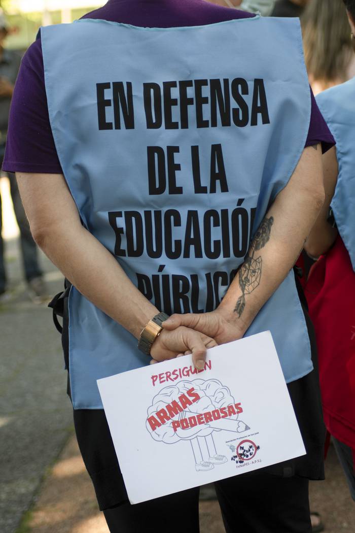 Movilización de docentes de secundaria, en San José. · Foto: Paola Alcorta