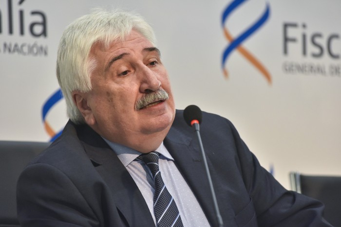 Juan Gómez, durante una conferencia de prensa en la sede de Fiscalía, en la calle Paysandú, en Montevideo (archivo, octubre de 2021). · Foto: Federico Gutiérrez