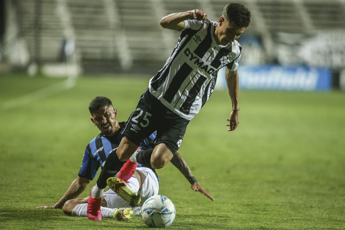 Nicolás Quagliata, de Wanderers, y Emiliano García, de Liverpool, el 29 de octubre, por la novena fecha del Torneo Clausura, en el estadio Alfredo Víctor Viera. · Foto: .