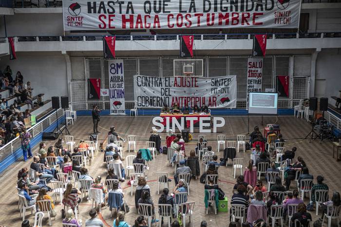 Asamblea de SINTEP en el Platense Patín Club y paro general, el 10 de noviembre. · Foto: Ernesto Ryan
