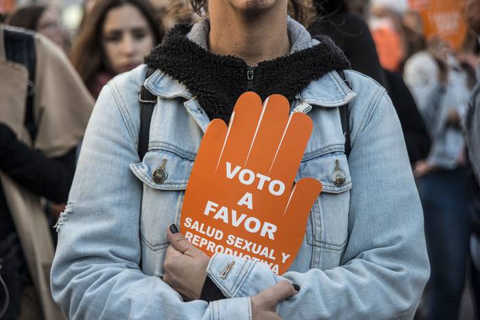 Movilización en defensa de la Ley de Interrupción Voluntaria del Embarazo, el 10 de octubre de 2021. · Foto: Natalia Rovira