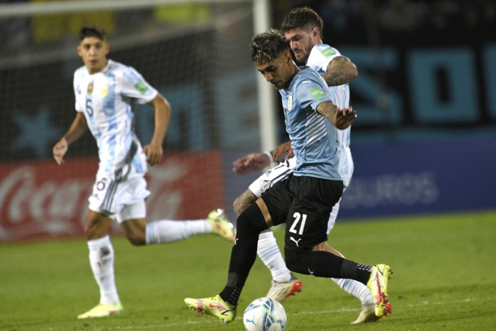 Facundo Torres, de Uruguay, y Rodrigo de Paul, de Argentina (archivo, noviembre de 2021). · Foto: Fernando Morán