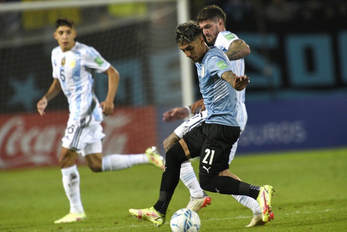 Facundo Torres, de Uruguay, y Rodrigo de Paul, de Argentina, el 12 de noviembre de 2021, en el estadio Campeón del Siglo. · Foto: Fernando Morán