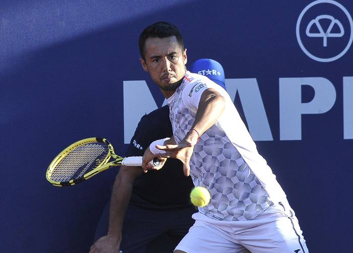 Hugo Dellien, este 14 de noviembre, en el Uruguay Open, en el Carrasco Lawn Tennis. · Foto: Federico Gutiérrez