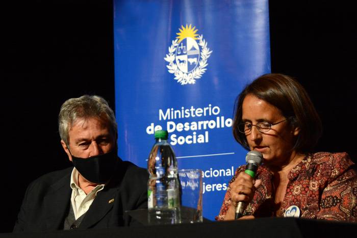 Enrique Antía y María Inés Fernández, ayer en el Teatro Sociedad Unión de San Carlos, Maldonado. (Foto: Virginia Martínez)