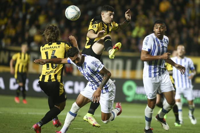 Agustín Álvarez, de Peñarol, y Ángel Cayetano, de Cerro Largo,  este 22 de noviembre, en el estadio Campeón del Siglo. · Foto: .