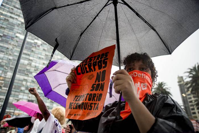 Marcha por el Día Internacional de la Eliminación de la Violencia hacia las Mujeres, el 25 de noviembre, en la Plaza Independencia de Montevideo. · Foto: Natalia Rovira