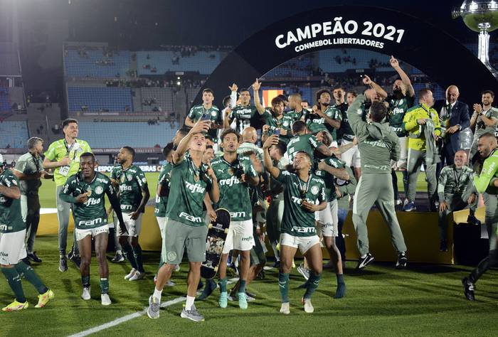 Los jugadores de de Palmeiras festejan el título de campeones de la Copa Libertadores 2021 en el Estadio Centenario de Montevideo. · Foto: Iván Franco