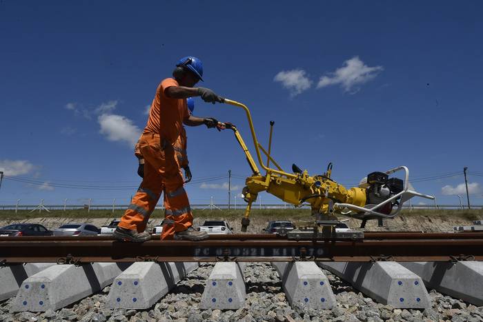 Trabajador ferroviario (archivo, noviembre de 2021) · Foto: Federico Gutiérrez