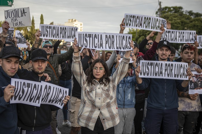 Movilización en reclamo de justicia por el asesinato de Lucas Zanolli. · Foto: .