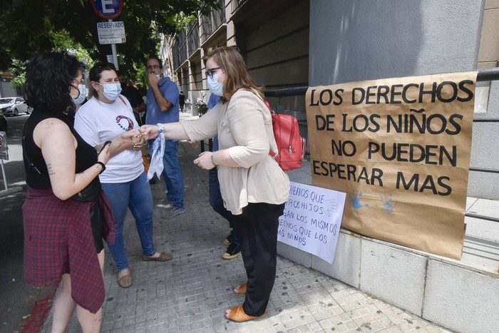 Personas fuera del Juzgado de familia 15° Turno, por la audiencia por el desmantelamiento del Sistema de Cuidados, el 4 de diciembre, en Montevideo. · Foto: Federico Gutiérrez