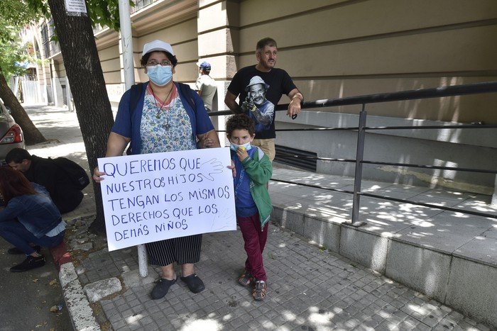 La Asociación Autismo en Uruguay presenta una demanda de amparo colectivo contra el Estado uruguayo, con el patrocinio de la Clínica del Litigio Estratégico de la Facultad de Derecho de la Universidad de la República, para exigir la reactivación del Sistema Nacional Integrado de Cuidados (SNIC), el 3 de diciembre. · Foto: Federico Gutiérrez