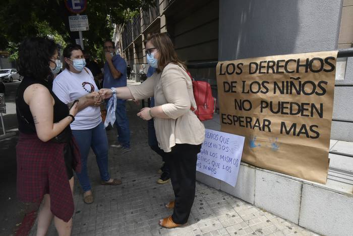 La Asociación Autismo en Uruguay presentando la demanda de amparo colectivo contra el Estado uruguayo, el 3 de diciembre · Foto: Federico Gutiérrez