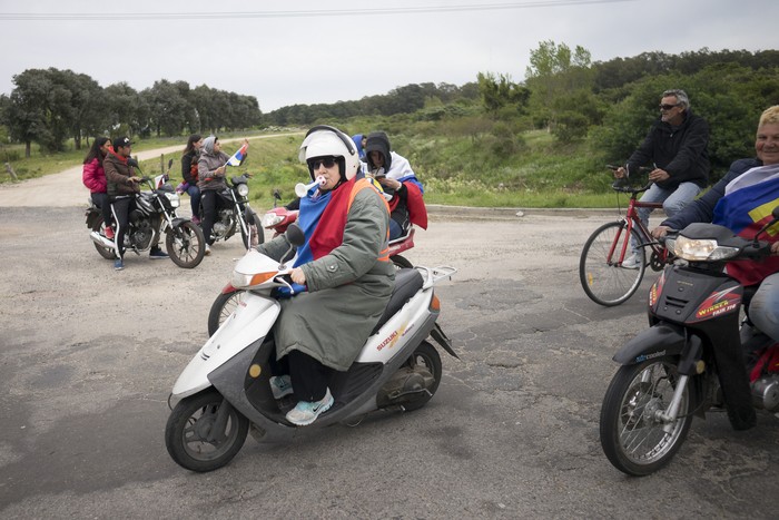 Militantes frenteamplistas durante la campaña electoral en Juan Lacaze. (archivo, octubre de 2019) · Foto: Mariana Greif