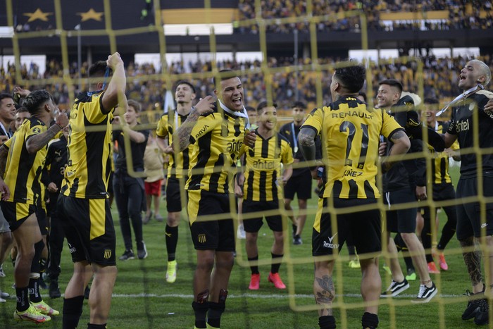 Jugadores de Peñarol, en el Estadio Centenario, el 4 de diciembre. · Foto: Alessandro Maradei