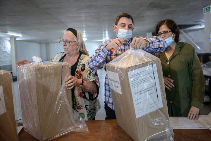 Llegada de las urnas, el 5 de diciembre, en la Huella de Seregni, en Montevideo · Foto: Agustina Saubaber