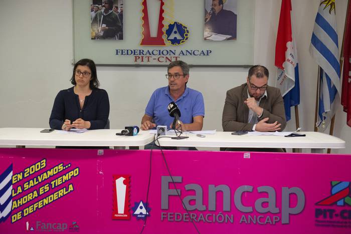 Natalia Belo, Gerardo Rodriguez y Federico Vaz en conferencia de prensa por el paro en la refinería de Ancap, el 10 de diciembre · Foto: Alessandro Maradei