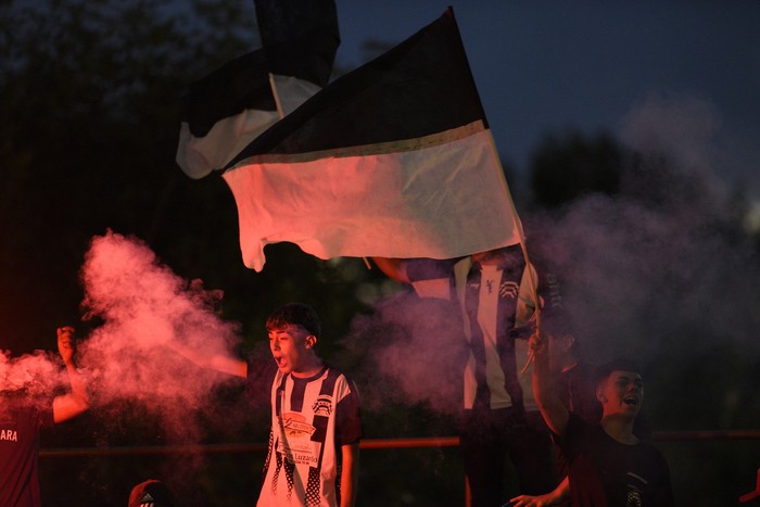 Hinchas de Wanderers, durante la  17ª Copa Nacional de Clubes, divisional B, el sábado 11 de diciembre de 2021 en el Estadio Eduardo Martínez Monegal, en Canelones. · Foto: Fernando Morán