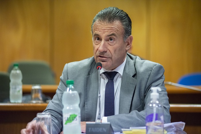 El exministro de Salud Pública Daniel Salinas, en la Comisión de Salud del Senado (archivo, diciembre de 2021). · Foto: Alessandro Maradei