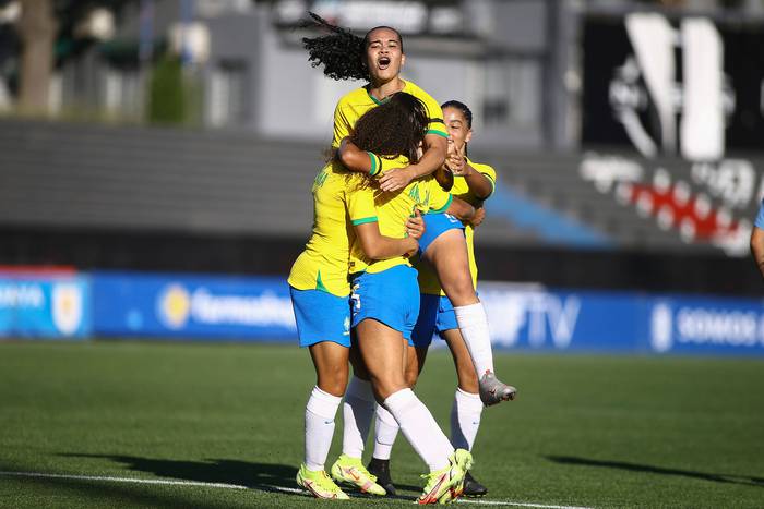 Las jugadoras de Brasil festejan un gol durante un partido amistoso con Uruguay en el estadio Charrúa (archivo, diciembre de 2021). · Foto: Ernesto Ryan