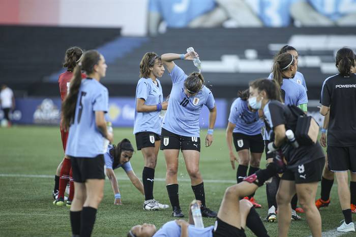 Selección Uruguaya sub 17 femenina, durante un partido amistoso con Brasil (archivo, diciembre de 2021). · Foto: Ernesto Ryan