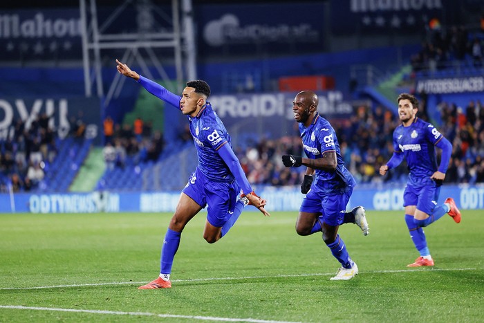 Álvaro Rodríguez (1i), de Getafe, celebra su gol ante Real Valladolid, en el estadio Coliseum de Getafe, España (archivo). Foto: Dennis Agyeman, España DPPI, AFP.