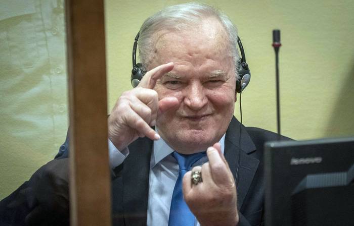 El exgeneral serbobosnio Ratko Mladic, momentos antes de que el Mecanismo para los Tribunales Penales Internacionales emita su veredicto final, ayer, en La Haya, Holanda.  · Foto: Jerry Lampen, pool, EFE