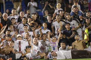 El equipo de Los Gorriones luego de lograr el ascenso a la C. · Foto: Ramiro Cicao