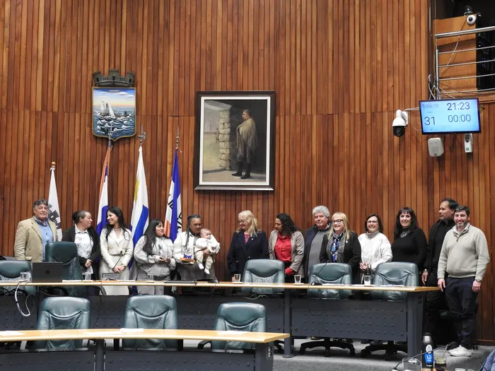 Virginia Ferretti (C), en la entrega del premio Amanda Rorra, edición 2026, el 15 de setiembre, en la Junta Departamental de Maldonado. · Foto: Junta Departamental de Maldonado