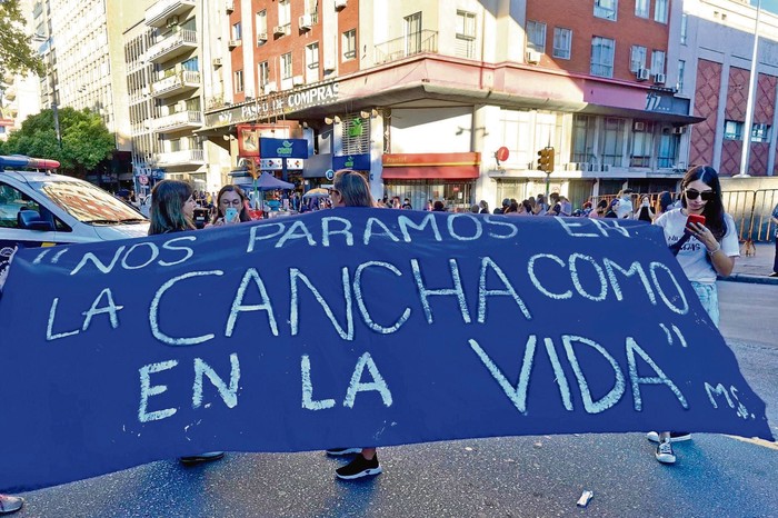 Foto principal del artículo 'Otro fútbol es posible: la colectiva Refuleras realiza una encuesta a mujeres y disidencias del área metropolitana' · Foto: Refuleras