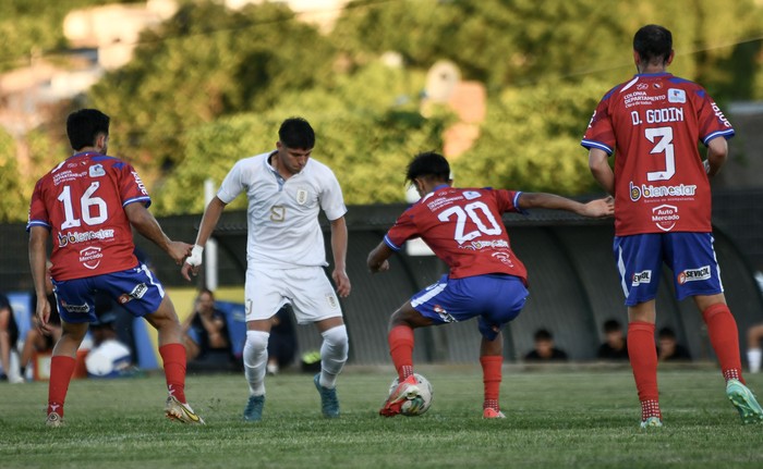 Renzo Machado, de Uruguay sub 20, durante el partido amistoso ante Colonia Interior, por la despedida de Diego Godín, el 19 de diciembre, en la ciudad de Rosario, Colonia. · Foto: Ignacio Dotti