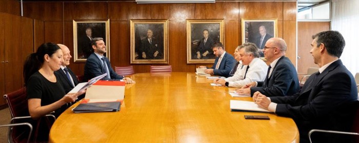 Reunión de Omar Paganini y Nicolás Martinelli, por residencia por arraigo. · Foto: Presidencia de Uruguay