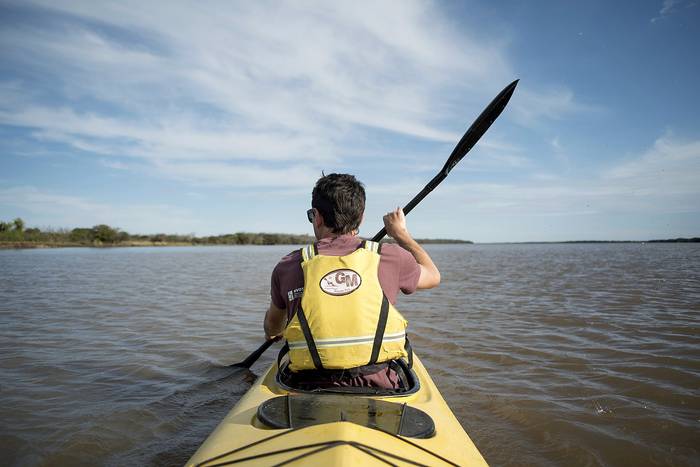 Navegación en kayak por el río Uruguay, en San Javier. (archivo, febrero de 2018) · Foto: Ricardo Antúnez, adhocFOTOS