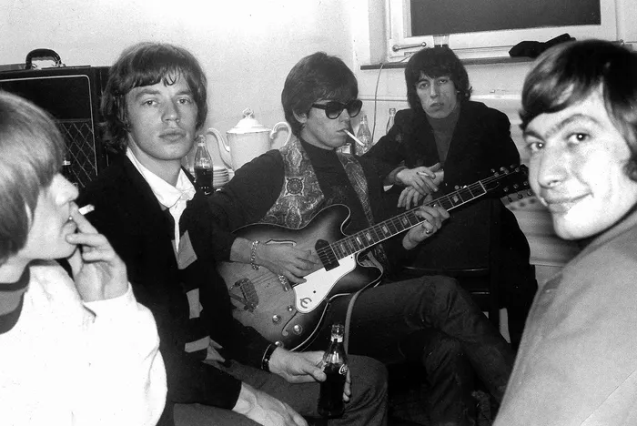 Brian Jones, Mick Jagger, Keith Richards, Bill Wyman y Charlie Watts, previo a una actuación en el Circus Krone-Bau de Múnich (archivo, setiembre de 1965). · Foto: Gerhard Rauchwette, DPA, AFP