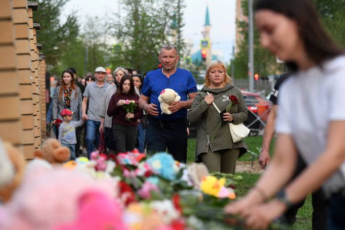 Memorial improvisado para las víctimas del tiroteo en la escuela 175, en Kazán, el 11 de mayo. · Foto: Natalia Kolesnikova, AFP