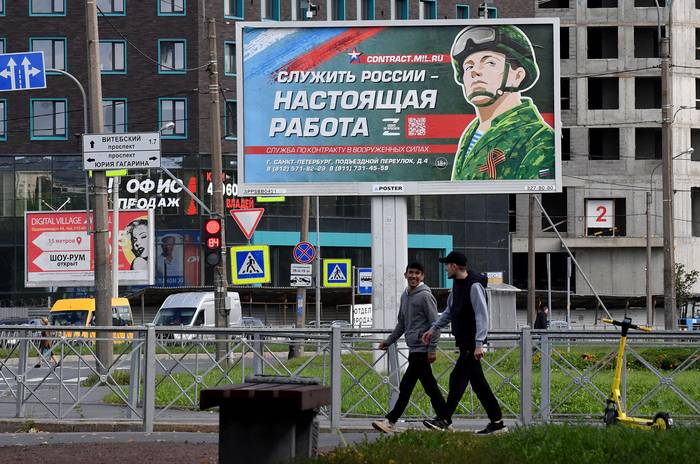 Publicidad que promociona el servicio militar por contrato, "Servir a Rusia es un trabajo real" el 20 de setiembre, San Petersburgo. · Foto: Olga Maltseva, AFP