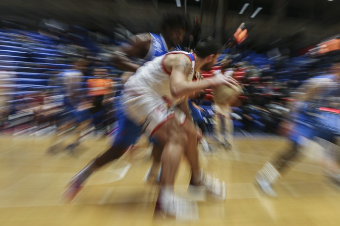 Esteban Batista, de Nacional, y Hatila Passos, de Biguá, durante la primer final de la Liga Uruguaya de Basquetbol.  · Foto: .